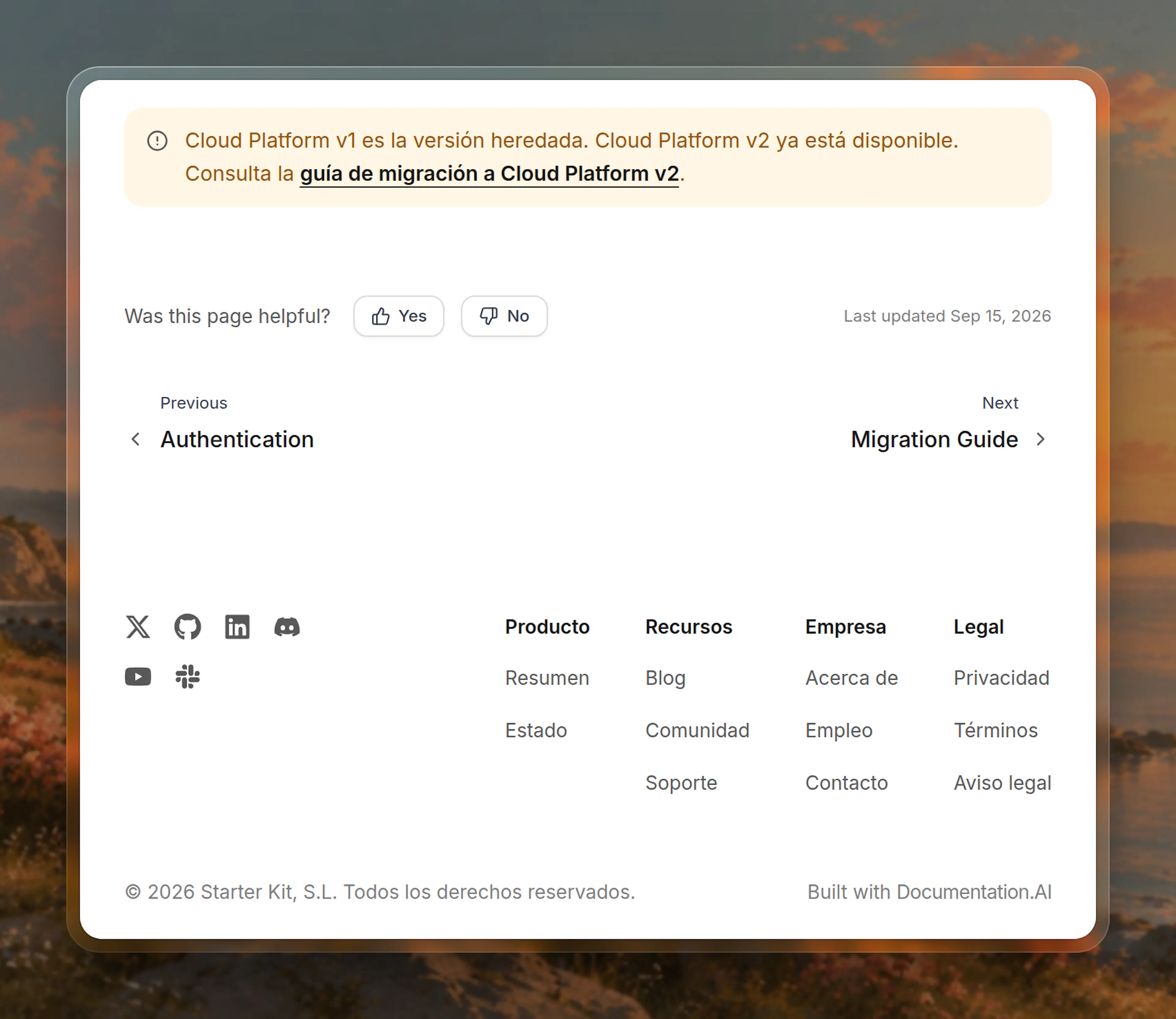 A Spanish docs page ending in its own footer, with link groups headed Producto, Recursos, Empresa and Legal, and a Spanish copyright notice